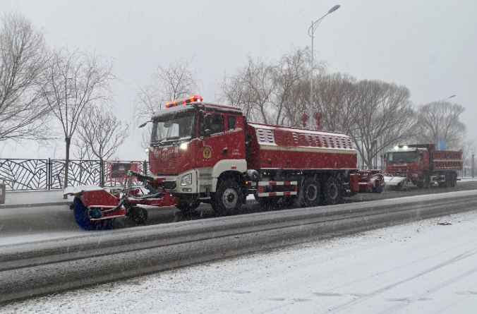 盈峰環(huán)境除冰雪裝備全力投入破冰作業(yè)，助力北京道路交通安全